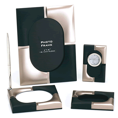 31351Настольный набор из 5 предметов: часы,фоторамка, мемо-холдер с шариковой ручкой, подставка под визитки; металл, пластик / лазерная